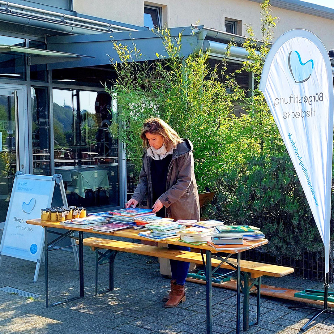 Bücherstand der Bürgerstiftung Herdecke auf dem Bücherflohmarkt am Samstag 23.04.2022 