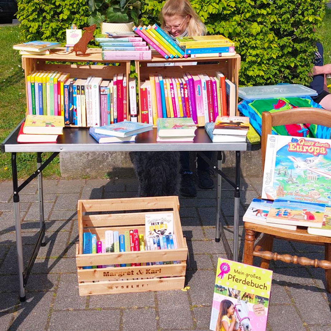 Bücherstand der Bürgerstiftung Herdecke auf dem Bücherflohmarkt am Samstag 23.04.2022 